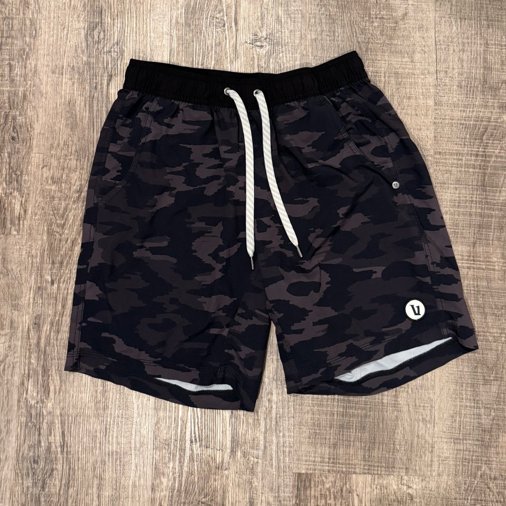 Vuori Kore Short - Men's Dark Camo 7” unlined
